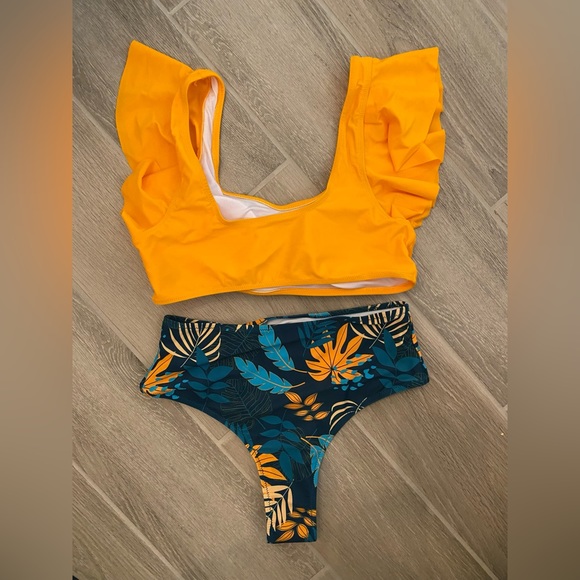 Beachsissi bathing suit size medium never worn - Picture 2 of 2